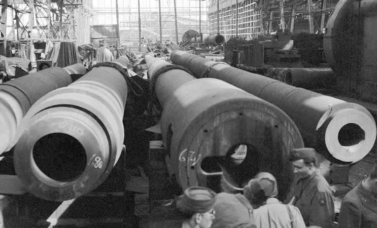 Орудийные стволы на разрушенном заводе Круппов в Эссене, 1945 г.