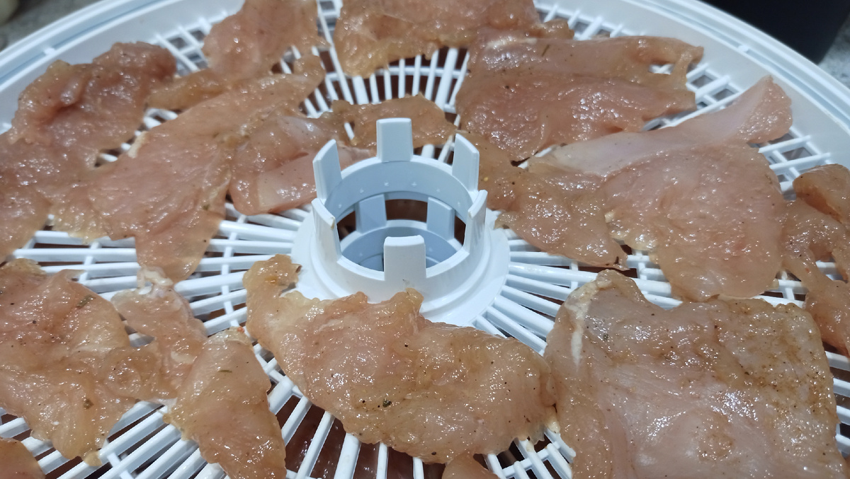 Мясо замариновано и готово к сушке.