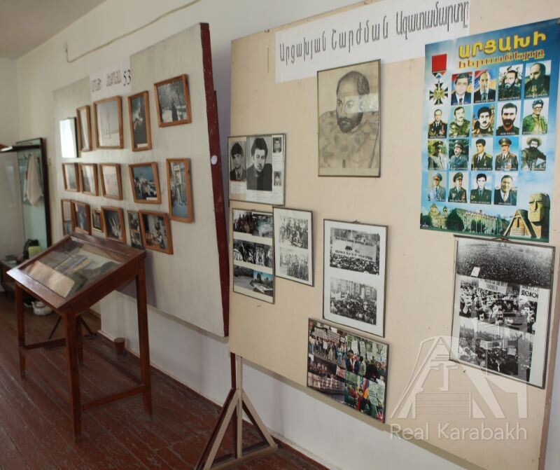 Демонстрируются материалы, повествующие о борцах за свободу и Монте Мелконяне  - любимом и погибшем предводителе сил обороны Мартунинского района Карабаха.