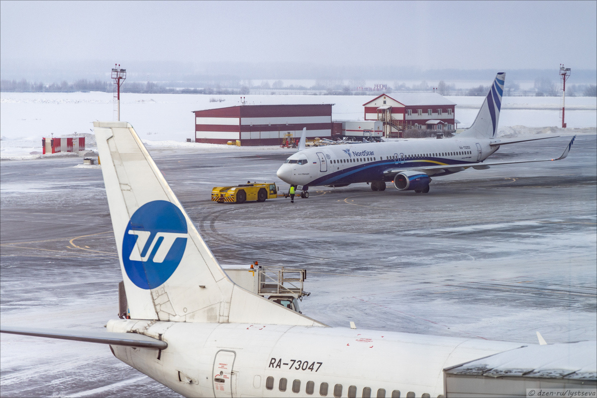 Б-737 "Нордстар" RA-73253 на перроне аэропорта Уфа