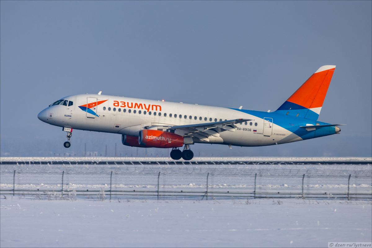 Суперджет "Азимут" RA-89136 на посадке