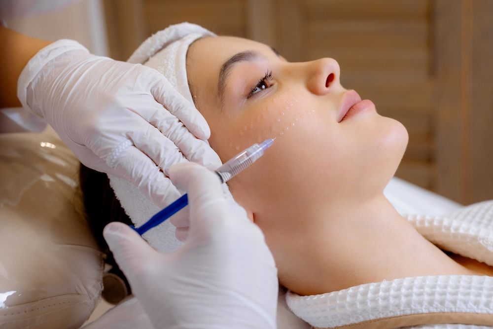 Перед коллагенотерапией важно понимать показания и формат процедуры, чтобы она действительно работала — без мифов и завышенных ожиданий.