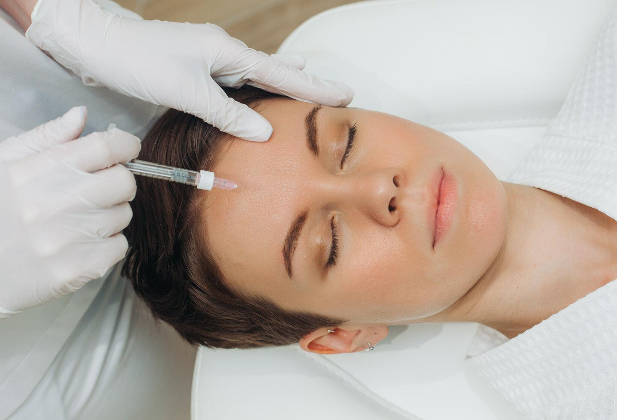 Коллагенотерапия не заменяет филлеры: она не добавляет объём и не меняет черты лица, а работает с качеством кожи и её естественным восстановлением.