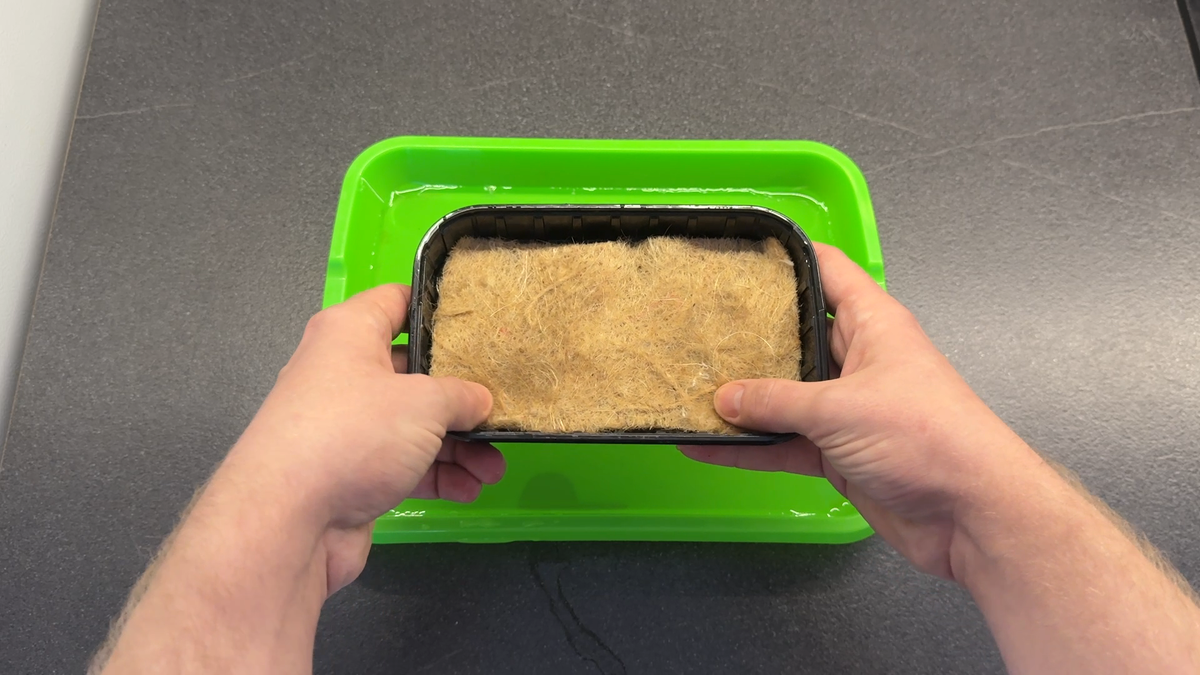 Перекладываем коврик в контейнер