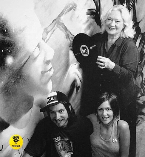 С сыном и невесткой.