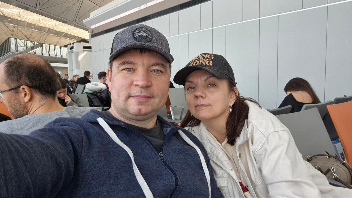 Это мы в аэропорту, ждем посадку