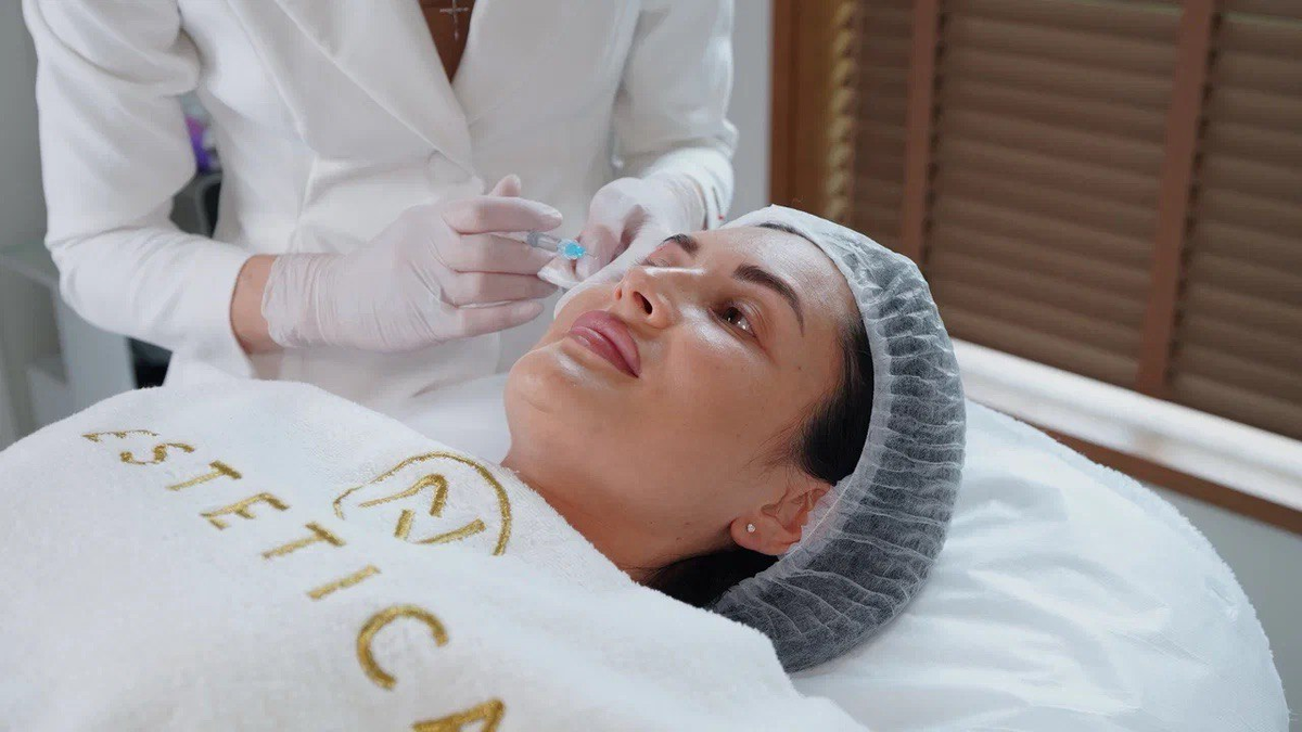 Коллагенотерапия показана при снижении плотности и упругости кожи, первых возрастных изменениях и уставшем виде лица, когда важно улучшить качество кожи без изменения черт и объёма.