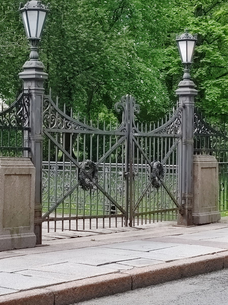 Парк огорожен полностью. 