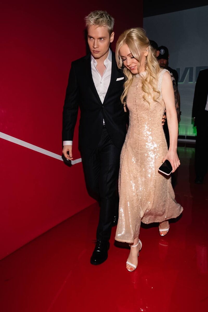 Собчак, конечно, и рядом с такой девушкой не стояла. Из интернета 