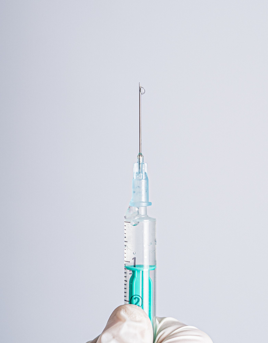 Инъекционный коллаген улучшает плотность и структуру кожи без добавления объёма, помогая восстановить её каркас и сохранить естественный вид