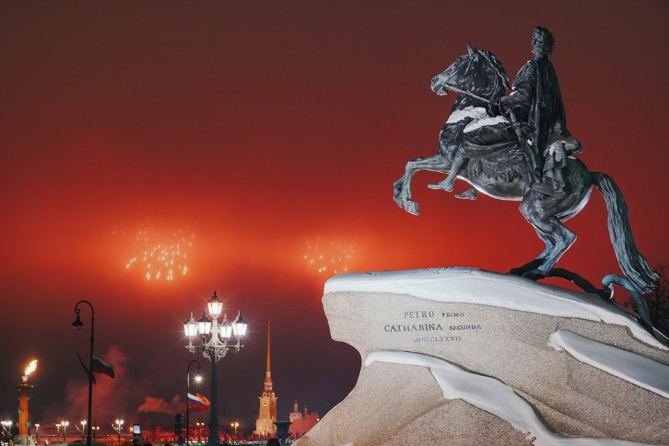    Салют и фейерверки дали в Петербурге. Фото: t.me/smolnypress