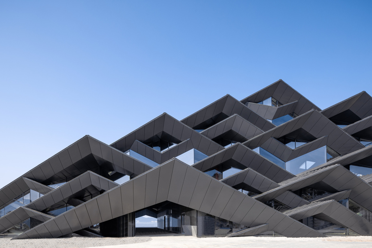 Hanling Museum of Art по проекту Кенго Кумы — Музей искусства в городе Нинбо (провинция Чжэцзян, Китай). Расположен на берегу озера Дунцянь. Фото с сайта kkaa.co.jp