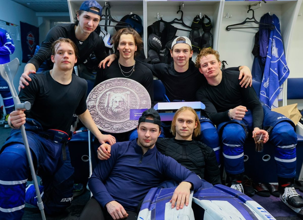    На переднем плане – лучший защитник МХЛ прошлого сезона Александр Яценко