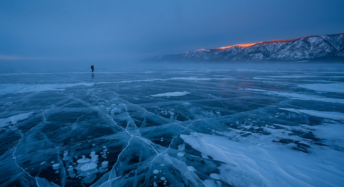 Масштабы Байкала невозможно осознать через экран смартфона: здесь заканчивается привычная география и начинается настоящая личная трансформация.