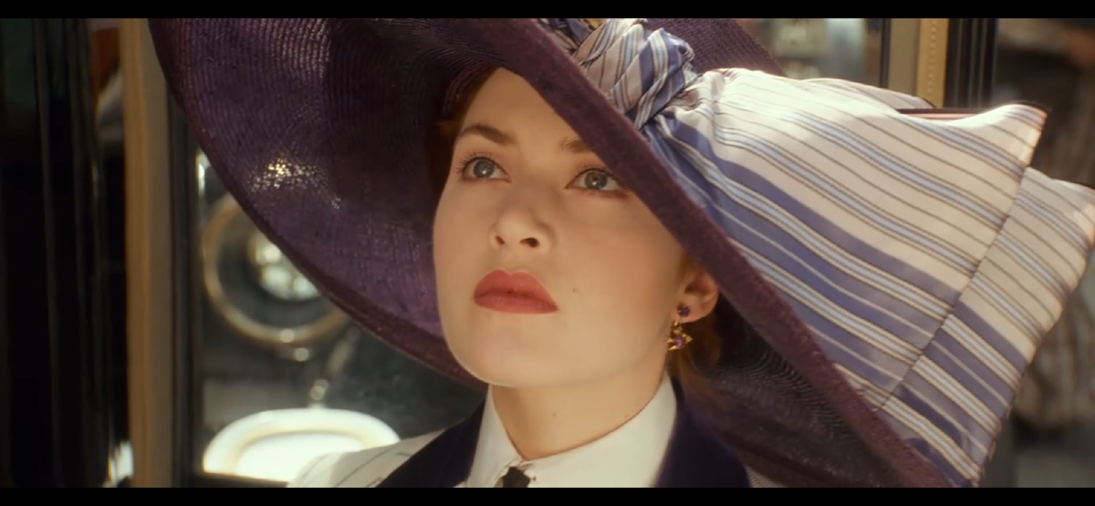 Наглухо затянутое платье, будто тиски. По мере развития истории платья сменятся на легкие и летящие, волосы чаще будут распущены 