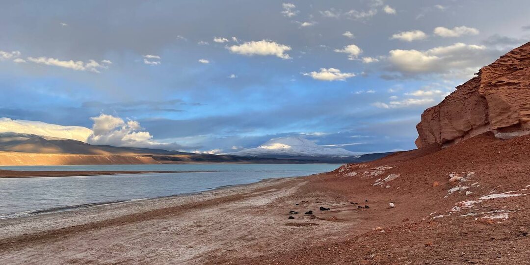 Вечер восхождения проводил нас снежной бурей и моросящим дождём