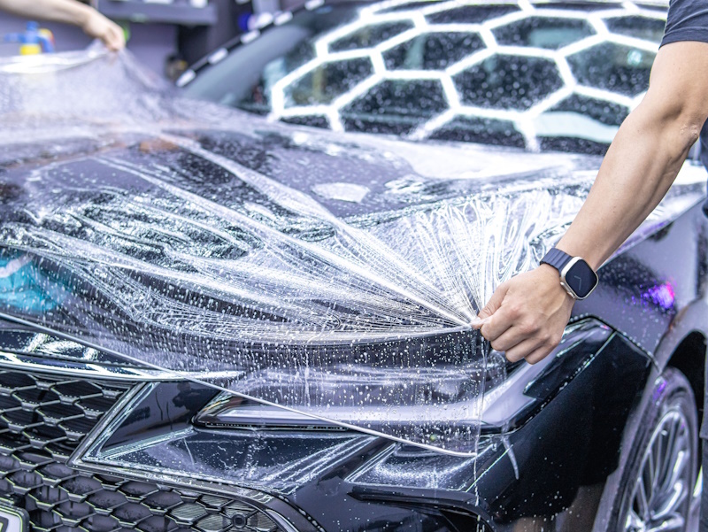 Плёнка не спасёт от всего: когда она реально защищает кузов, а когда — просто тратит ваши деньги