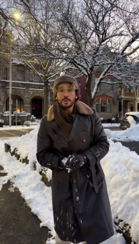 Отрастил бороденку, стал неузнаваем...