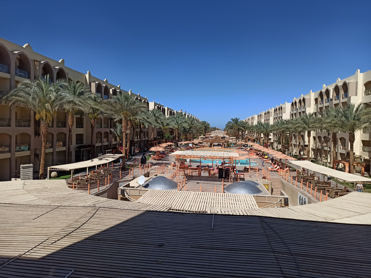 В Египте территория отелей обычно большая, весь отпуск можно провести не выходя за её пределы (не считая экскурсий). У данного отеля от входа на территорию до моря почти километр.