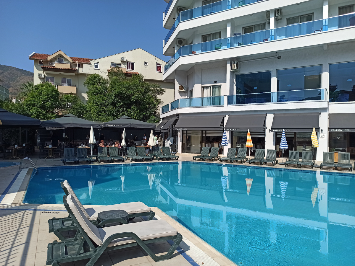 В Турции всё зависит от региона. Большии территории в регионах традиционного пляжного отдыха и меньше в регионах более активного отдыха