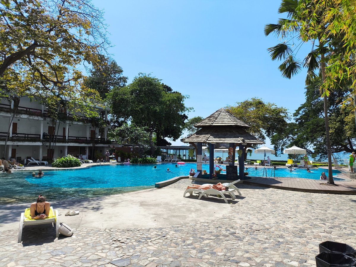 В Таиланде отель с территорией не часто встречается, и обычно стоит заметно дороже