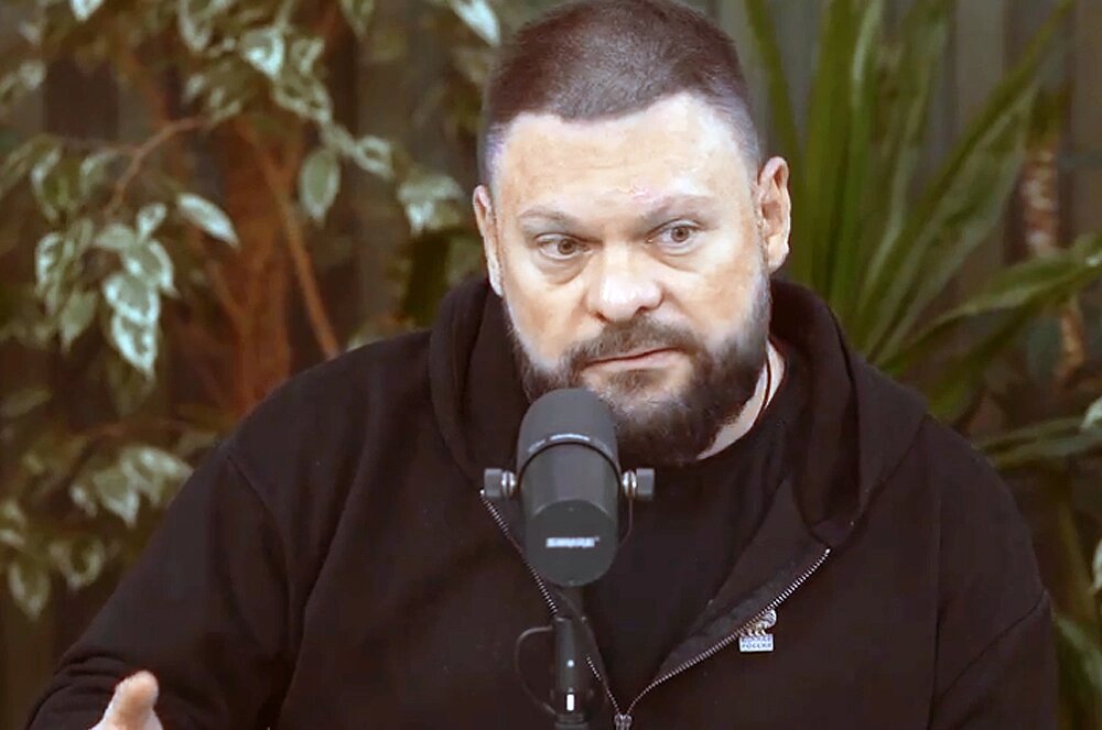    Евгений Поддубный - участник подкаста "пЕРеговорка". Кадр из видео