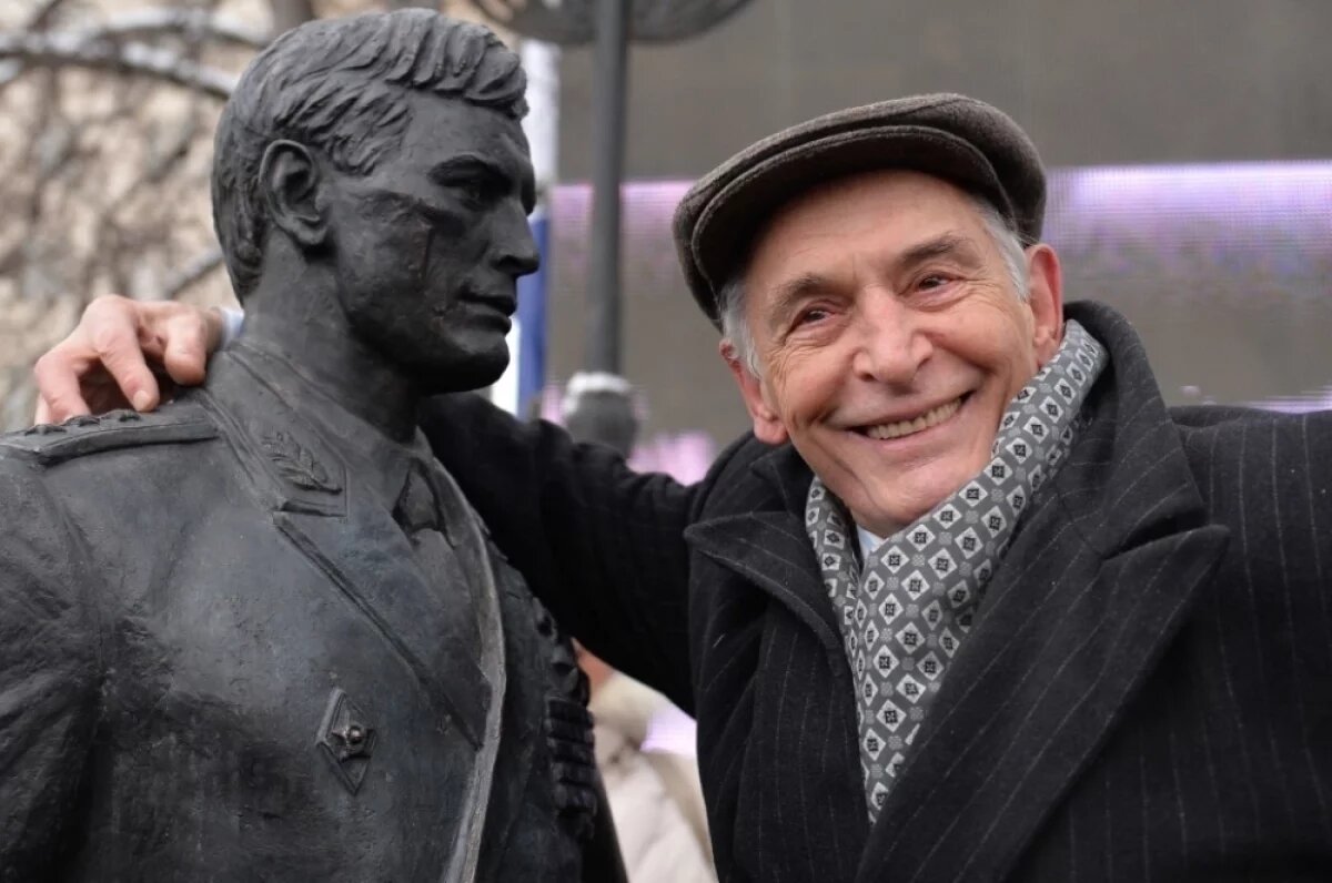    Василий Лановой на открытии скульптуры «Есть такая профессия – Родину защищать» в Москве, 2013 год.