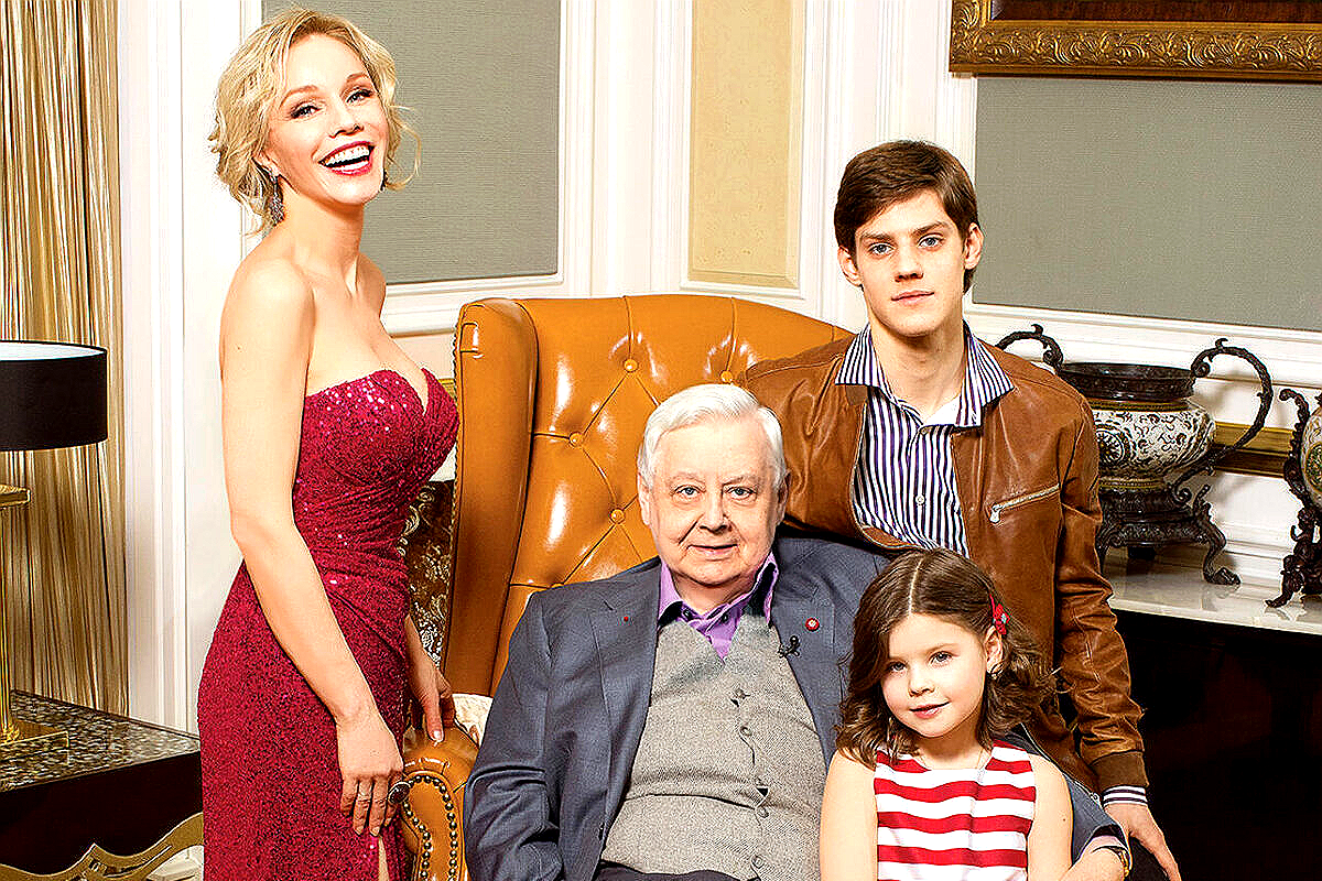 Олег Табаков и его семья. Источник: https://7days.ru/stars/privatelife/marina-zudina-oleg-tabakov-prodolzhaetsya-v-svoikh-detyakh.htm
