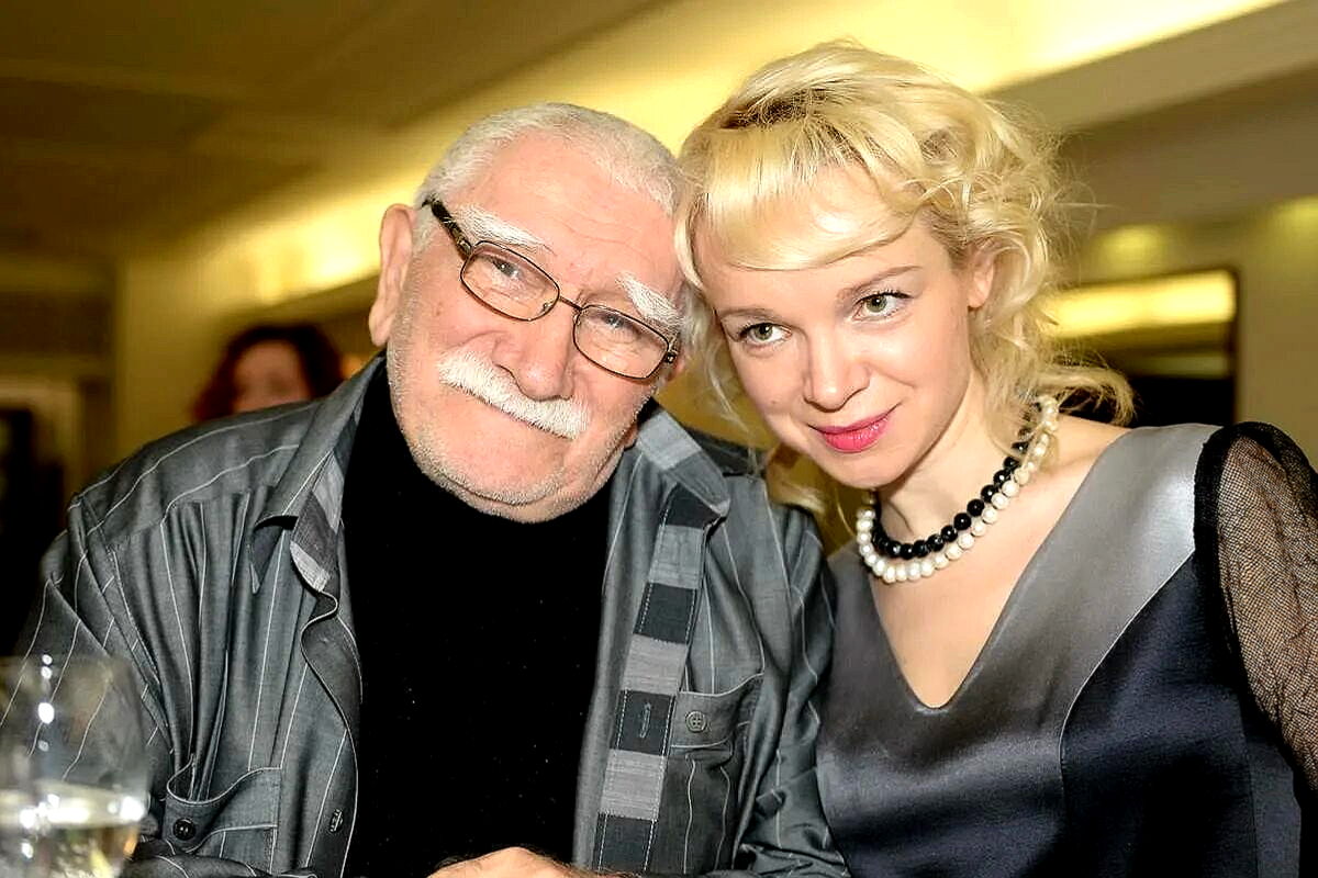 Армен Джигарханян и Виталина Цымбалюк-Романовская. Источник: https://culturavrn.ru/person/22570
