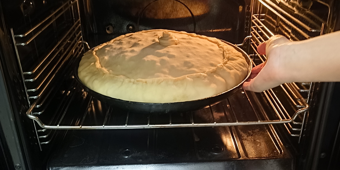 Запрягла подругу приготовить мне пирог.