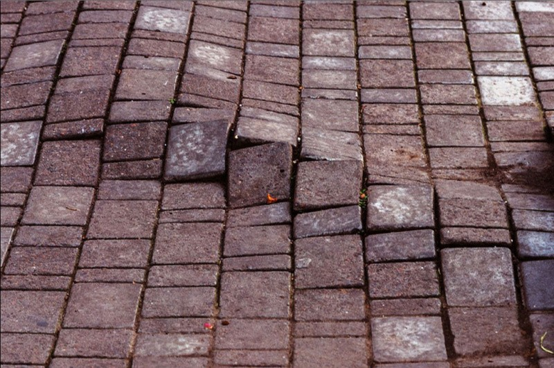 Почему зимой лёд выдавливает брусчатку и как с этим связан дренаж