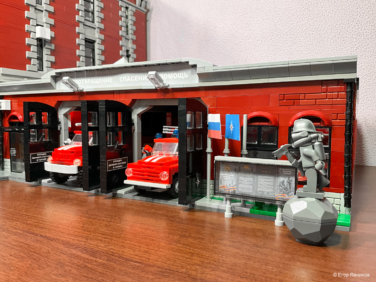 Монумент пожарным и гараж.