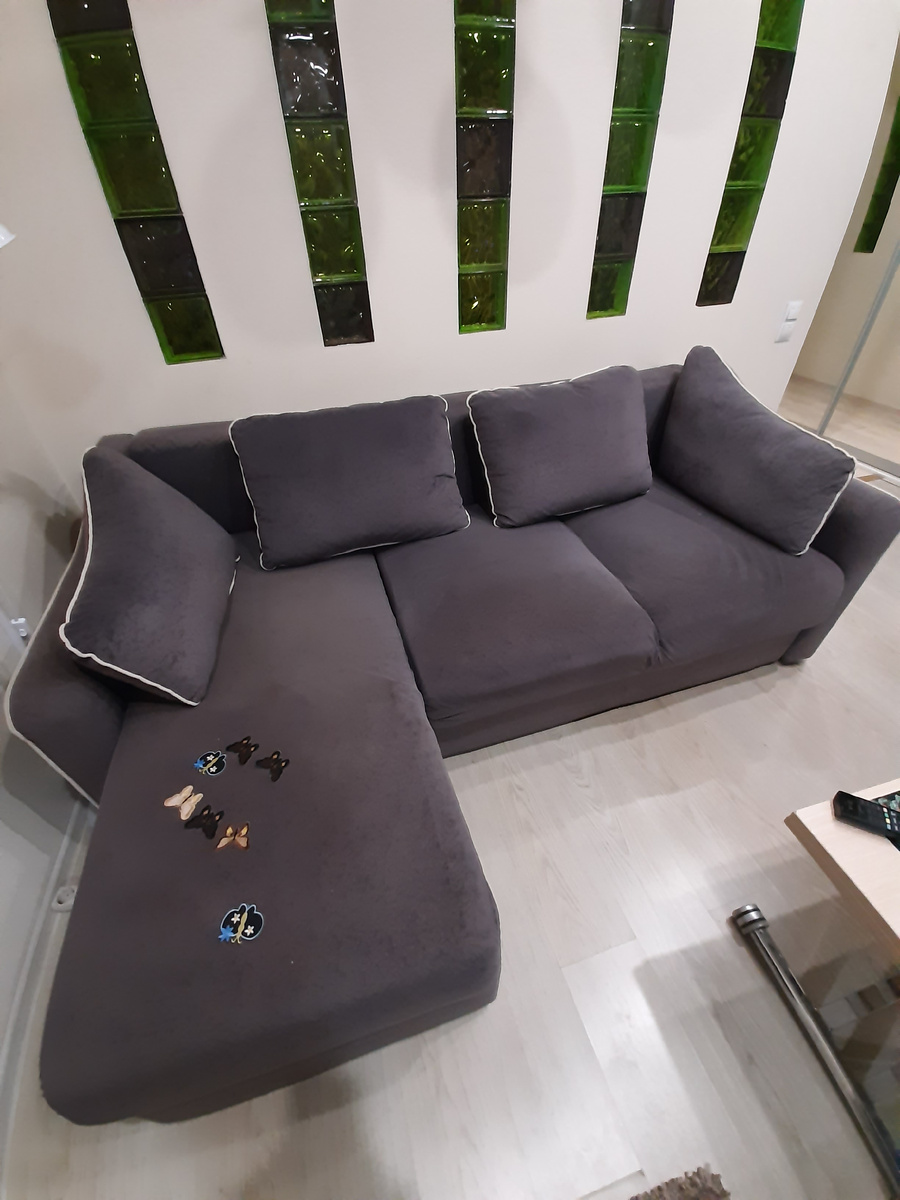 это фото старого дивана.