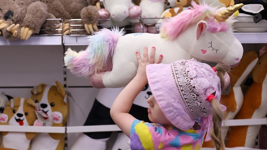    Современные дети всё чаще выбирают игрушки на экране, а не на витрине Автор фото: ТАСС