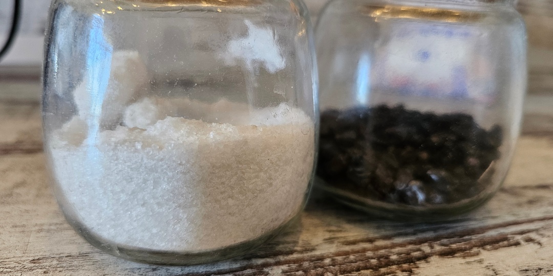 Стакан с солью в каждой комнате: секрет горничных - работает незаметно, но результат чувствуется сразу