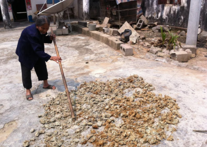Старушка дробит глину, парням помогать нельзя