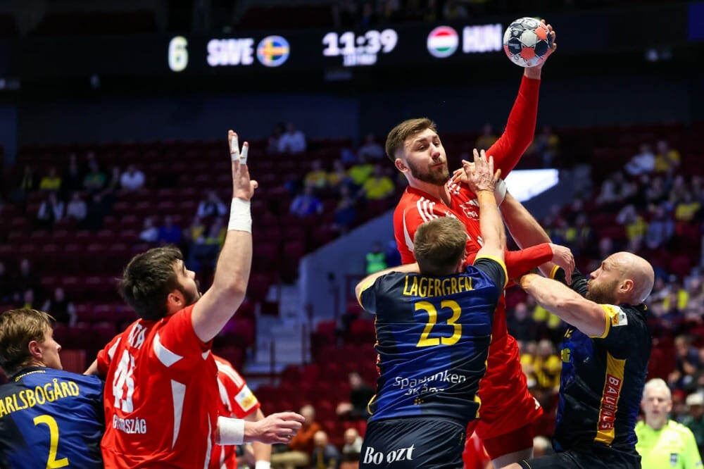    Зоран Илич пытается отдать пас в линию на Миклоша Рошту