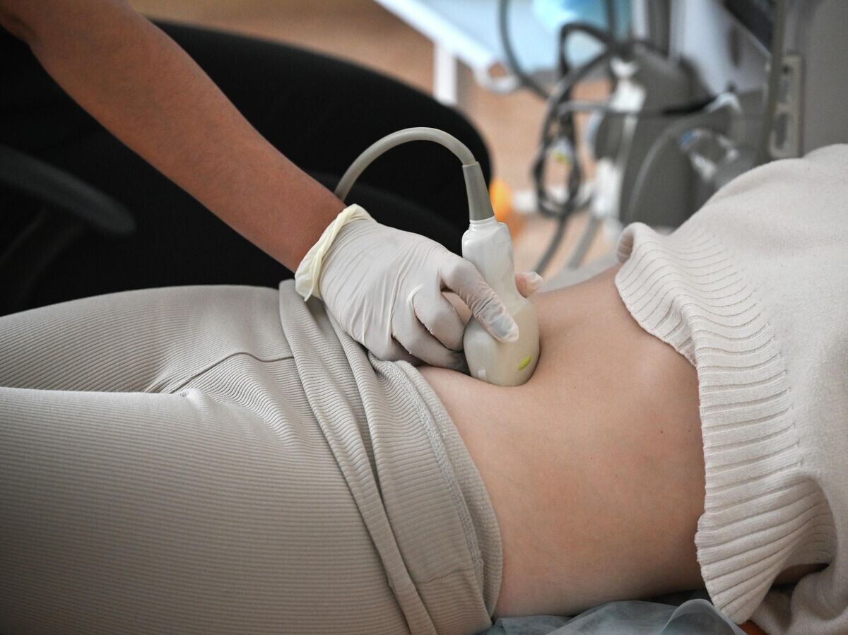    Врач проводит осмотр пациентки | © РИА Новости / Константин Михальчевский