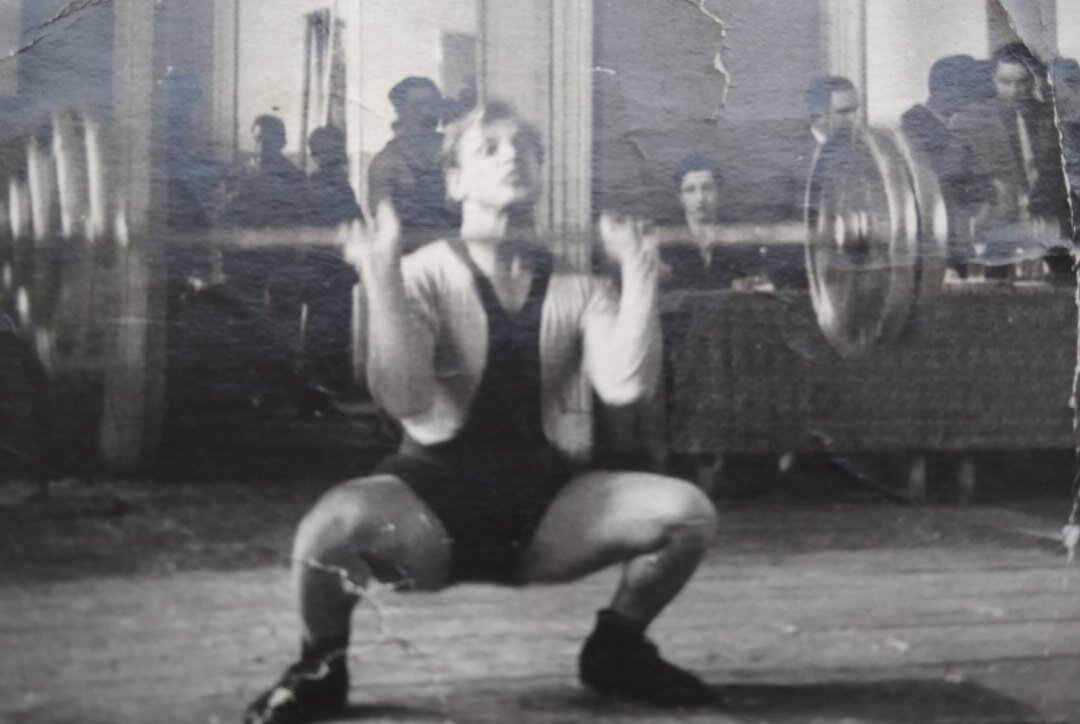 Наш герой считает, что штанга после 50 лет нужна в пределах разумного, но больше даст здоровью упражнения связанные с движением.