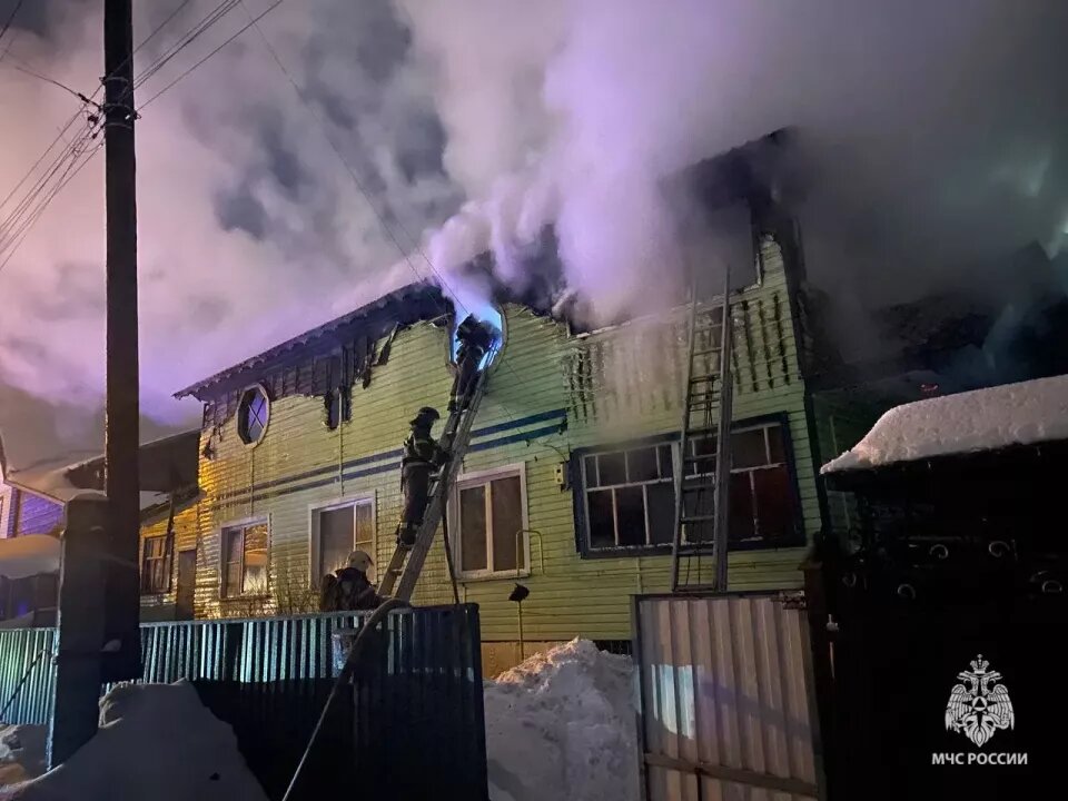    Пожар в двухэтажном жилом доме в Горно-Алтайске. Источник: ГУ МЧС России по Республике Алтай