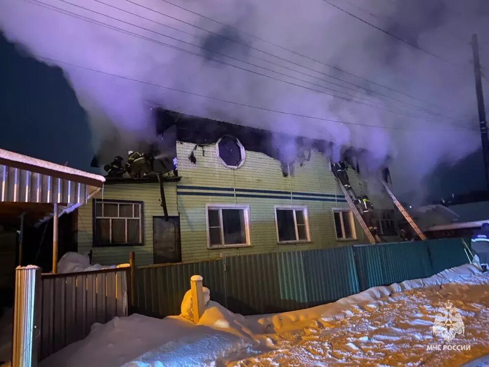    Пожар в двухэтажном жилом доме в Горно-Алтайске. Источник: ГУ МЧС России по Республике Алтай