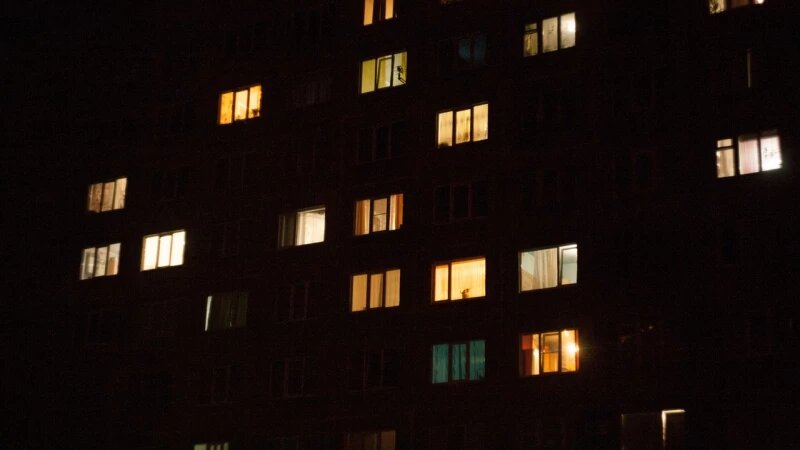     Жилой многоэтажный дом вечером. vk.com/inalley