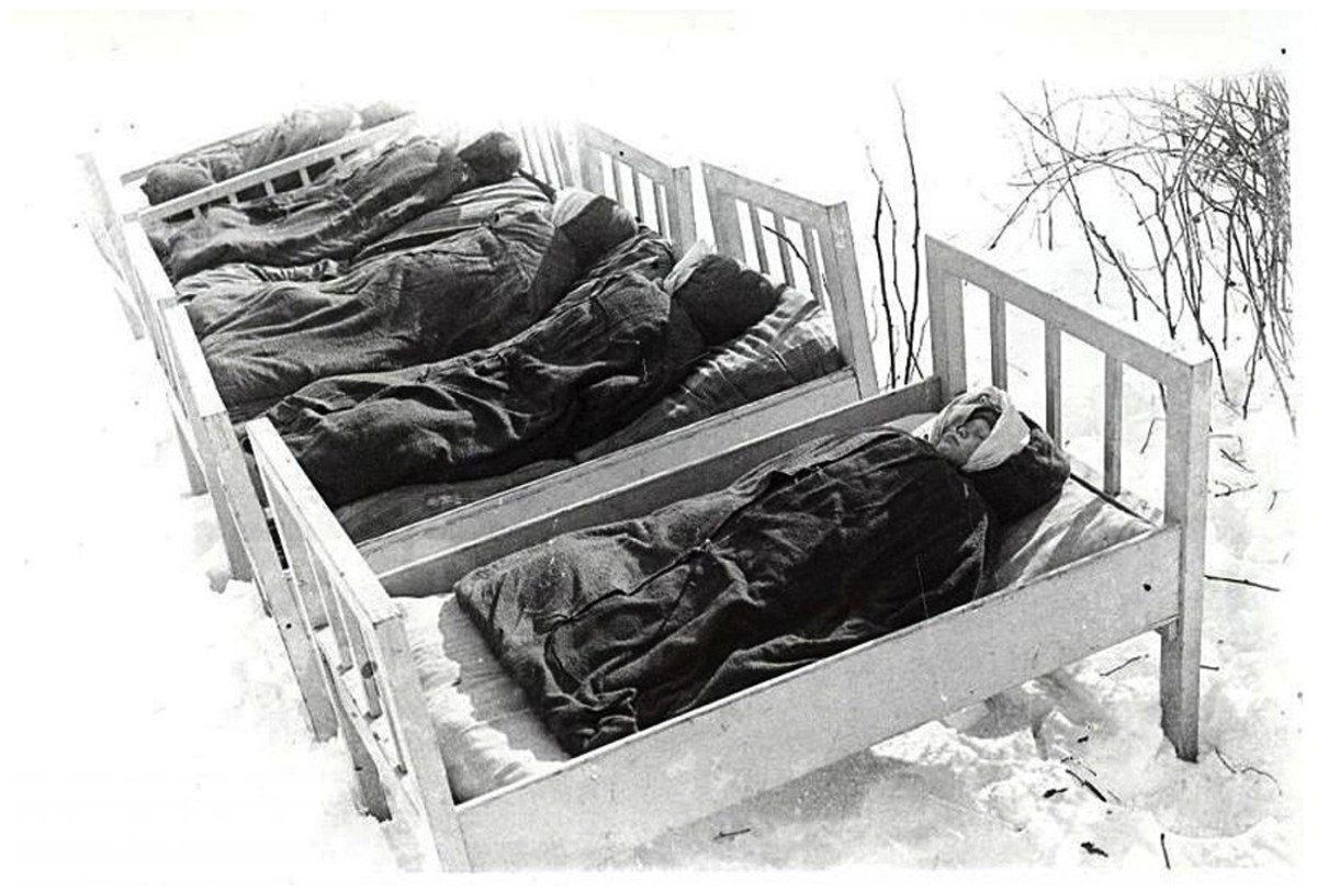 Сон на свежем воздухе. 1950е годы. Фото: Леонид Шокин