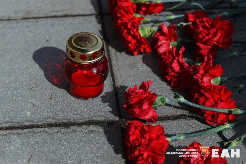    ЕАН. Свеча и гвоздики