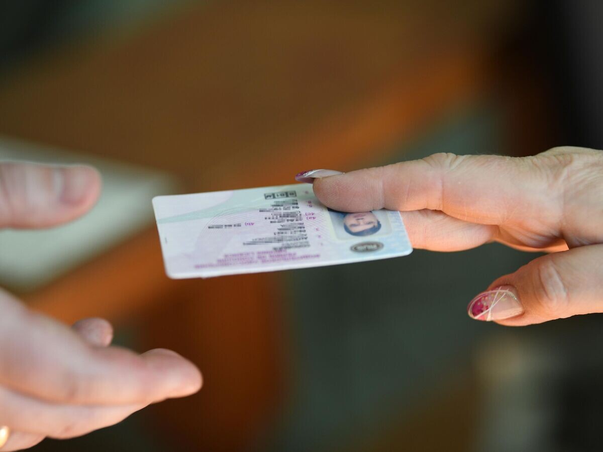    Мужчина получает водительское удостоверение в отделении ГИБДД | © РИА Новости / Владимир Астапкович