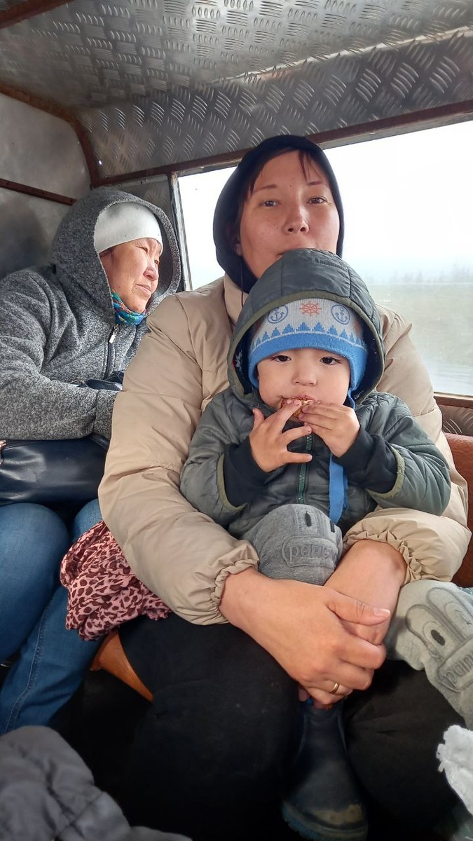 Едем на моторке, кстати по дороге наша моторка сломалась и мы ждали помощи 2 часа, благо местные люди знают что это такое....