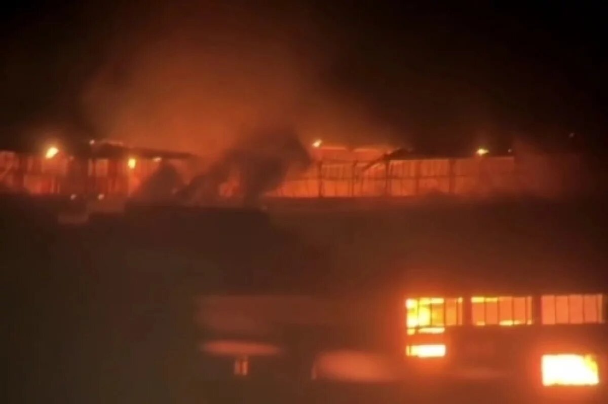    Жителей Перми напугал крупный пожар на складе в Дзержинском районе