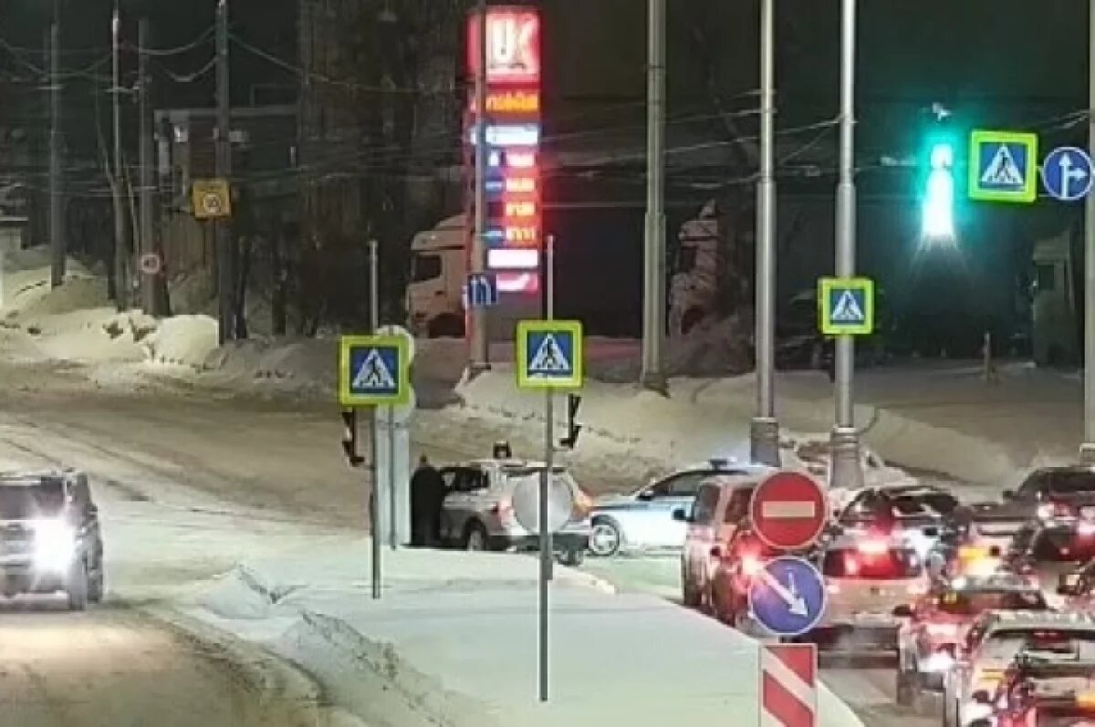    В Перми перекрыли движение в районе крупного пожара на складе