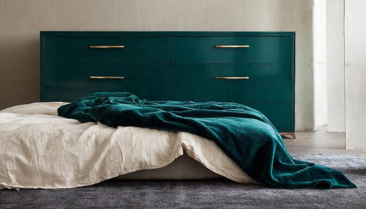 Лучше всего изумрудный в интерьере смотрится когда у него есть поддержка текстилем или декоративными элементами.