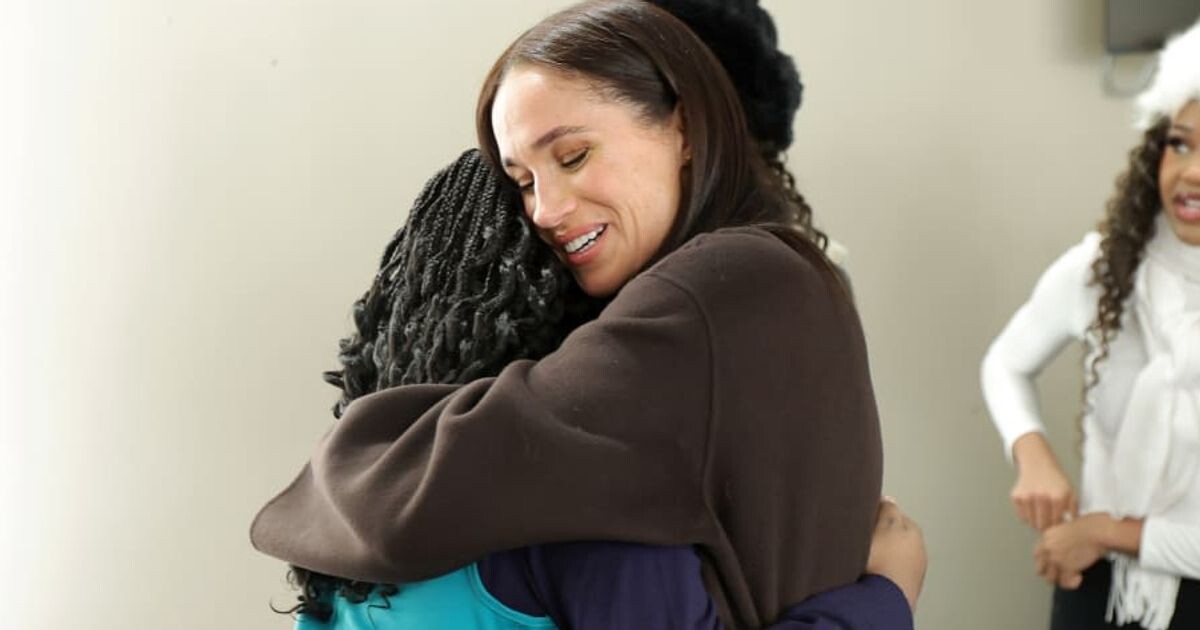 Меган Маркл на встрече с девочками, которые снимались в документалке "Королевы печенья"